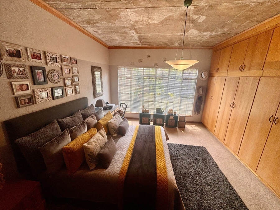 5 Bedroom Property for Sale in Wilkoppies North West